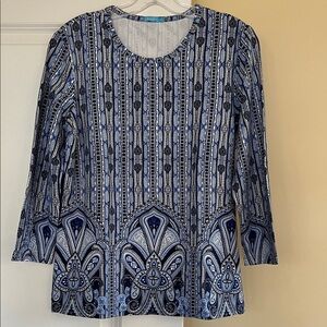 J. McLaughlin Blue and White Patterned 3/4 Length Sleeve Top